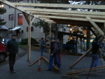 Brigáda stavění přístřešku v Zašové 24. listopadu 2012